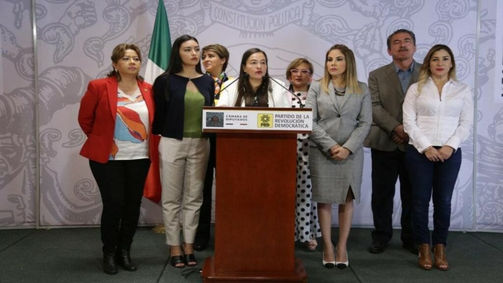 La coordinadora del PRD en la Cámara de Diputados, Verónica Juárez, acusó al Gobierno federal de retrasar la aplicación de la vacuna contra el Covid-19 al centralizar dicho proceso.