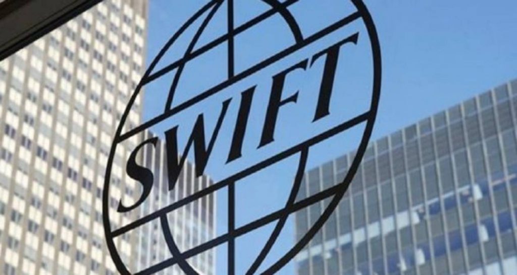 Estados Unidos, la Unión Europea (UE), Canadá y el Reino Unido acordaron bloquear determinados bancos de Rusia en el sistema bancario SWIFT