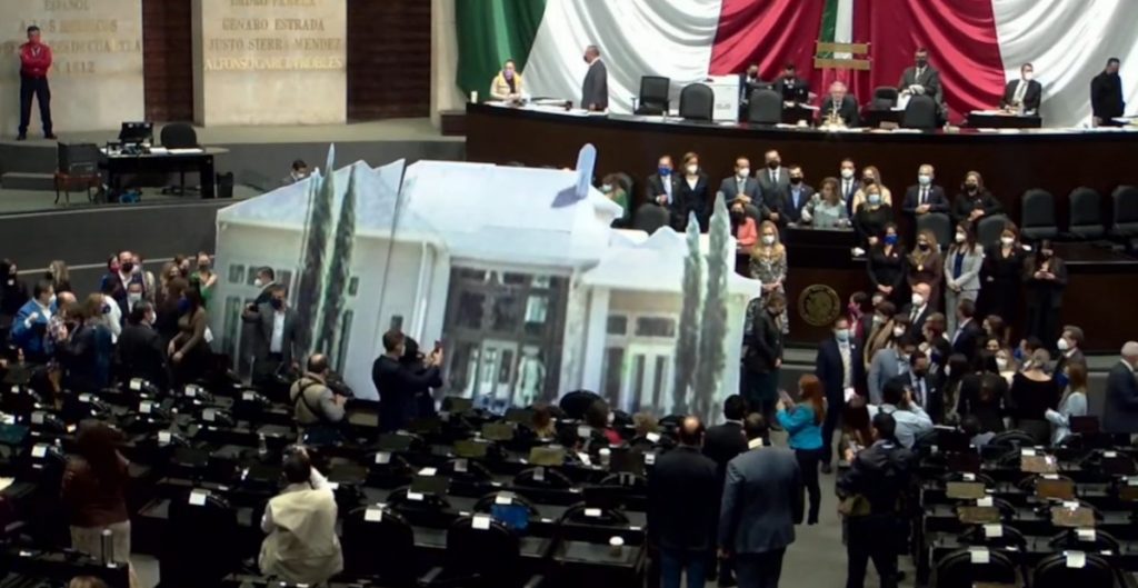 En la Cámara de Diputados colocaron una réplica de la casa gris del hijo de AMLO en Houston.