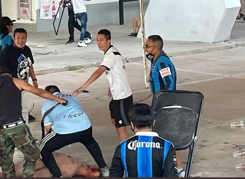 En el encuentro correspondiente a la jornada 9 entre Querétaro y Atlas, el futbol mexicano vivió uno de los episodios más lamentables en toda su historia. Aficionados de los grupos de animación sostuvieron enfrentamientos en diversos puntos al interior y exterior del Estadio Corregidora.