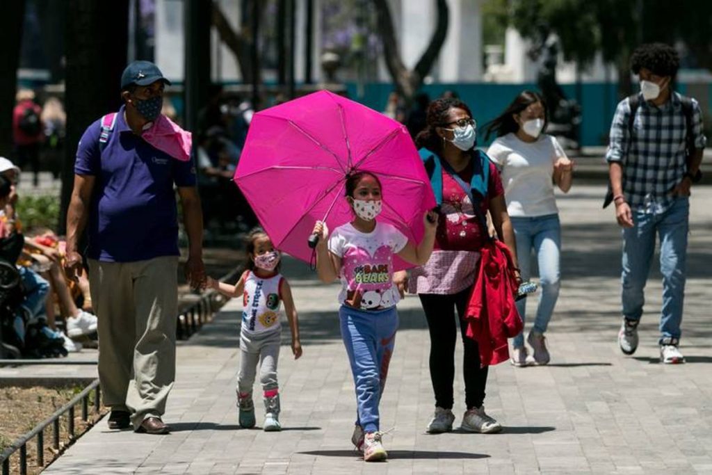 La primavera entró con todo a la capital del país, pues en la última semana se han registrado altas temperaturas y gran calor en la Ciudad de México.