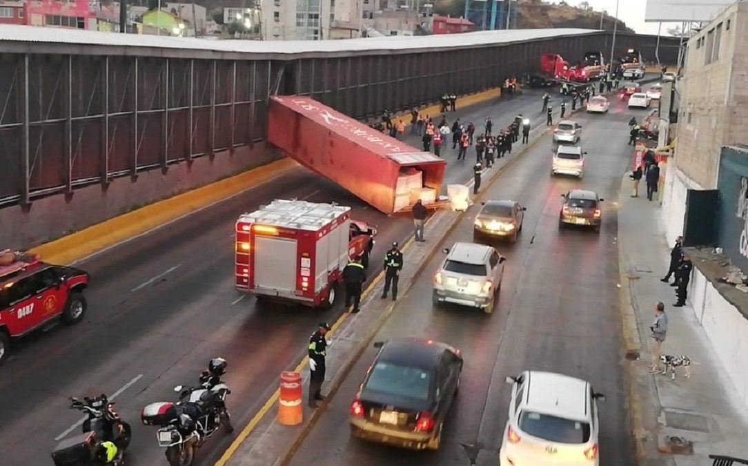 Volcadura De Tráiler Causa Caos Vial En Circuito Interior (video)