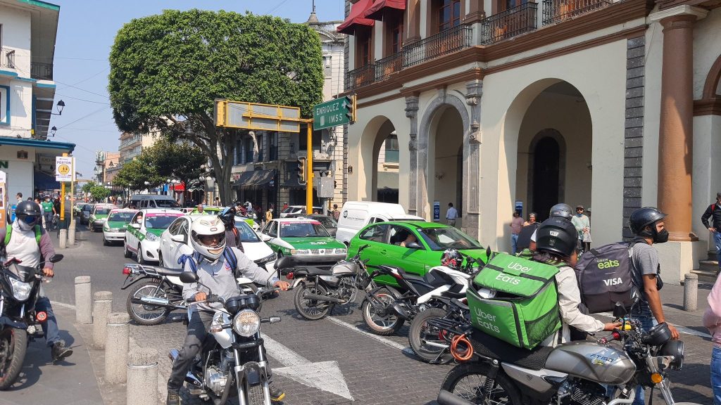 Repartidores se manifiestan en Palacio de Gobierno de Veracruz por la detención de 'El Mara'