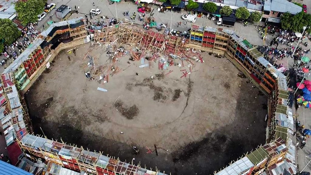 Mueren al menos 4 personas al desplomarse plaza de toros en Colombia (VIDEO)