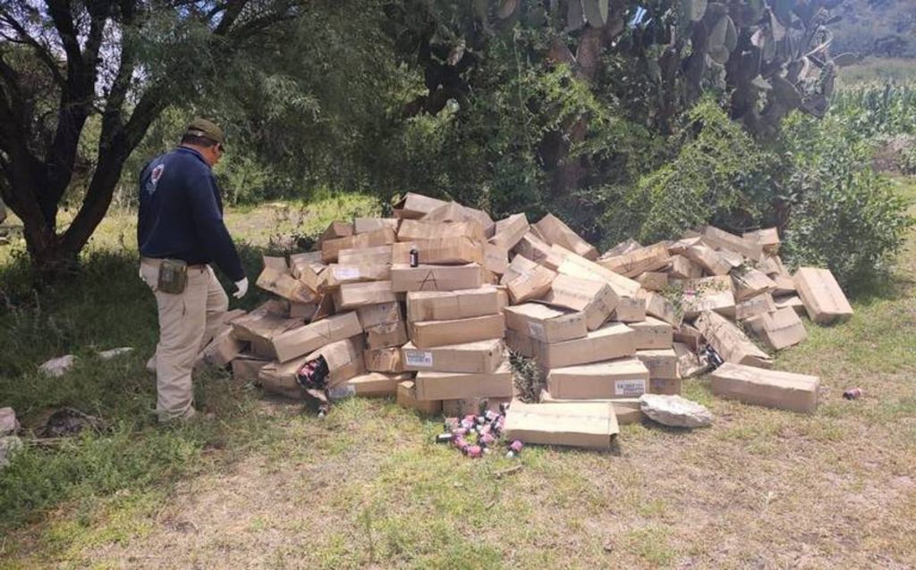 Un cargamento de alrededor de 300 cajas con jarabe para la tos fue abandonado en un paraje en despoblado del Estado de Hidalgo