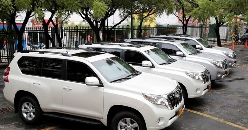 Atacan autos de caravana presidencial de Petro