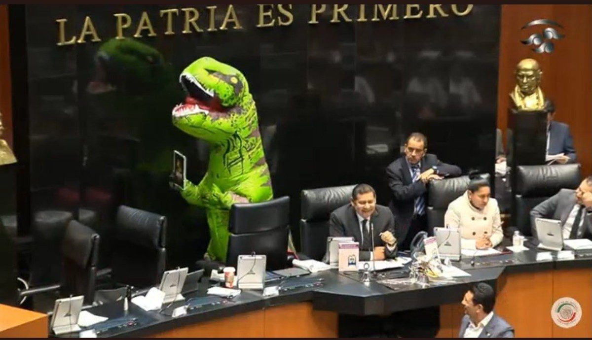 Xóchitl Gálvez entra al Senado con botarga de dinosaurio y letrero Jurassic Plan