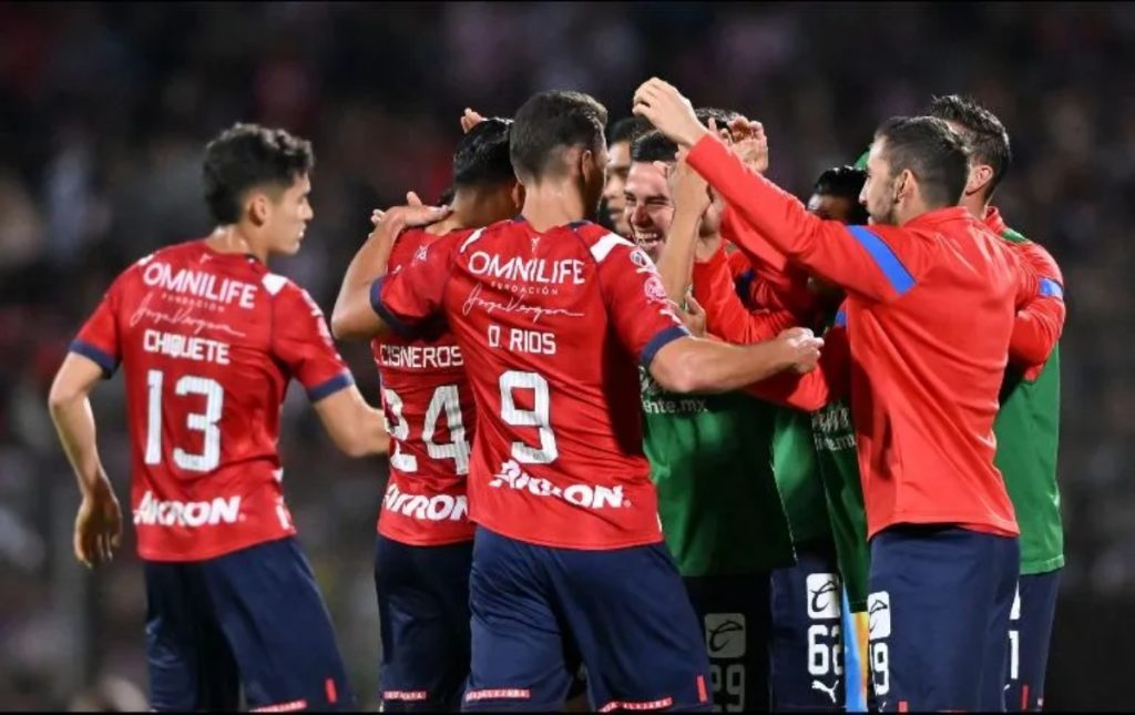 De poco en poco Chivas del Club Deportivo Guadalajara ha retomado la paternidad que tenía sobre los Pumas de la UNAM.