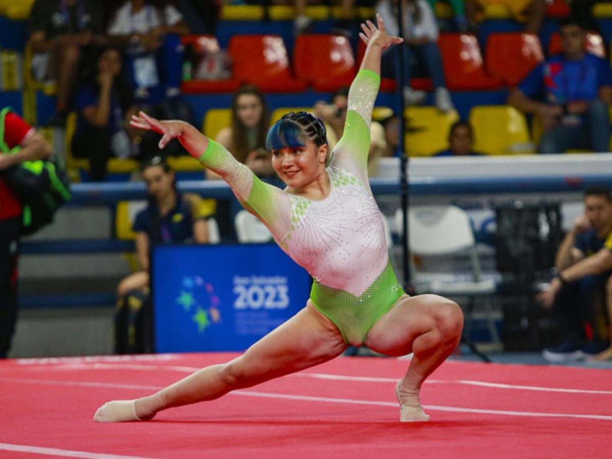 Alexa Moreno gana medalla de oro en salto de caballo en Francia